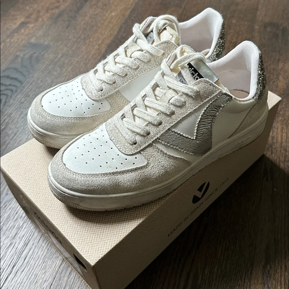 Evereve Cream and Silver Low-Top Sneakers